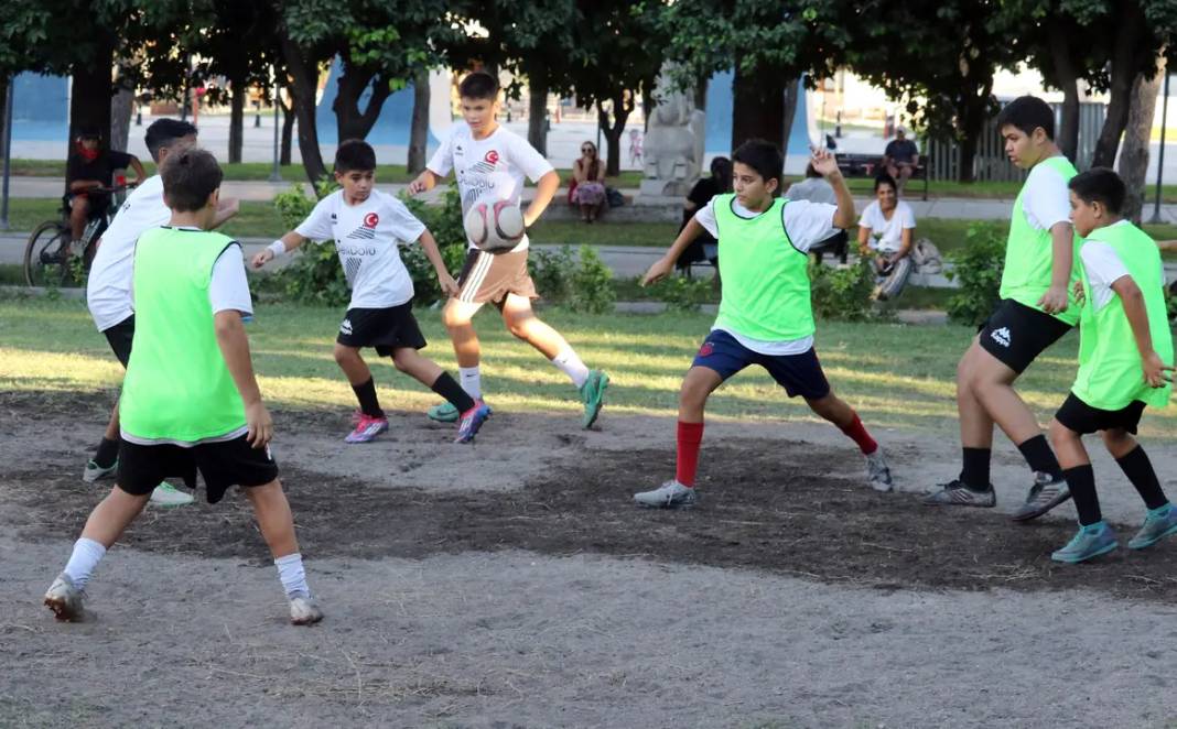 Haşimişcan'da Çocuklar Çim Sahaya Kavuştu 6